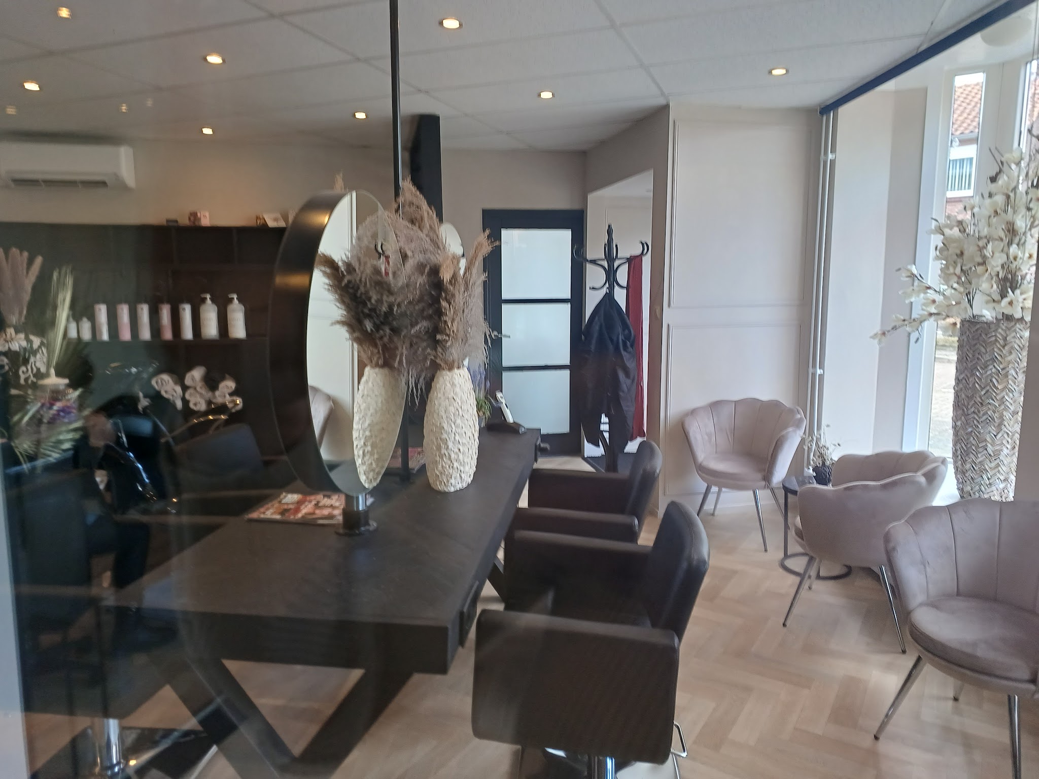 Roze fluwelen stoelen in de wachthoek van de salon