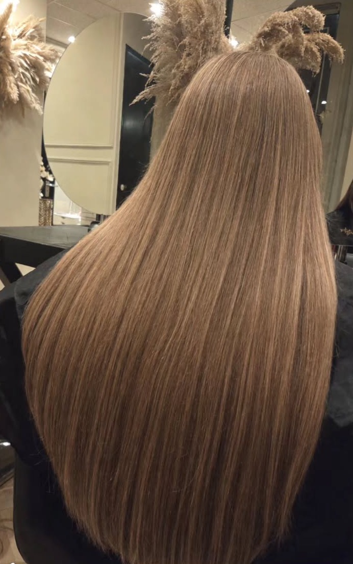 Lang, steil lichtbruin haar met invisible weft extensions, in de salon